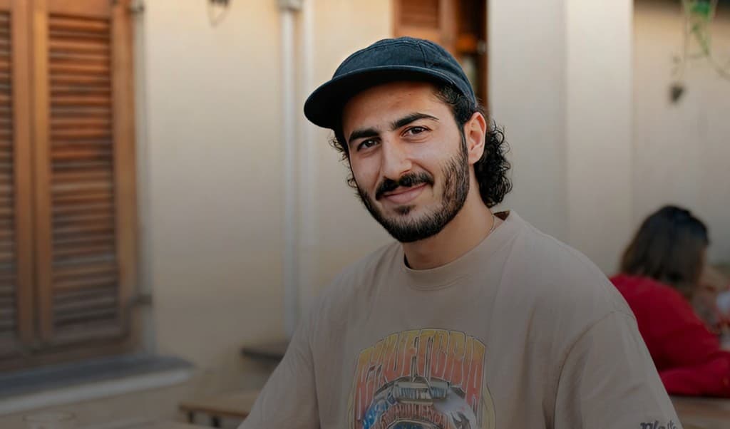 גבר צעיר מחייך בחוץ